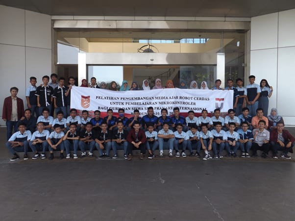 Pelatihan Pengembangan Media Ajar  Robot Cerdas untuk Pembelajaran Mikrokontroller Guru dan Siswa SMK Prakarya Internasional