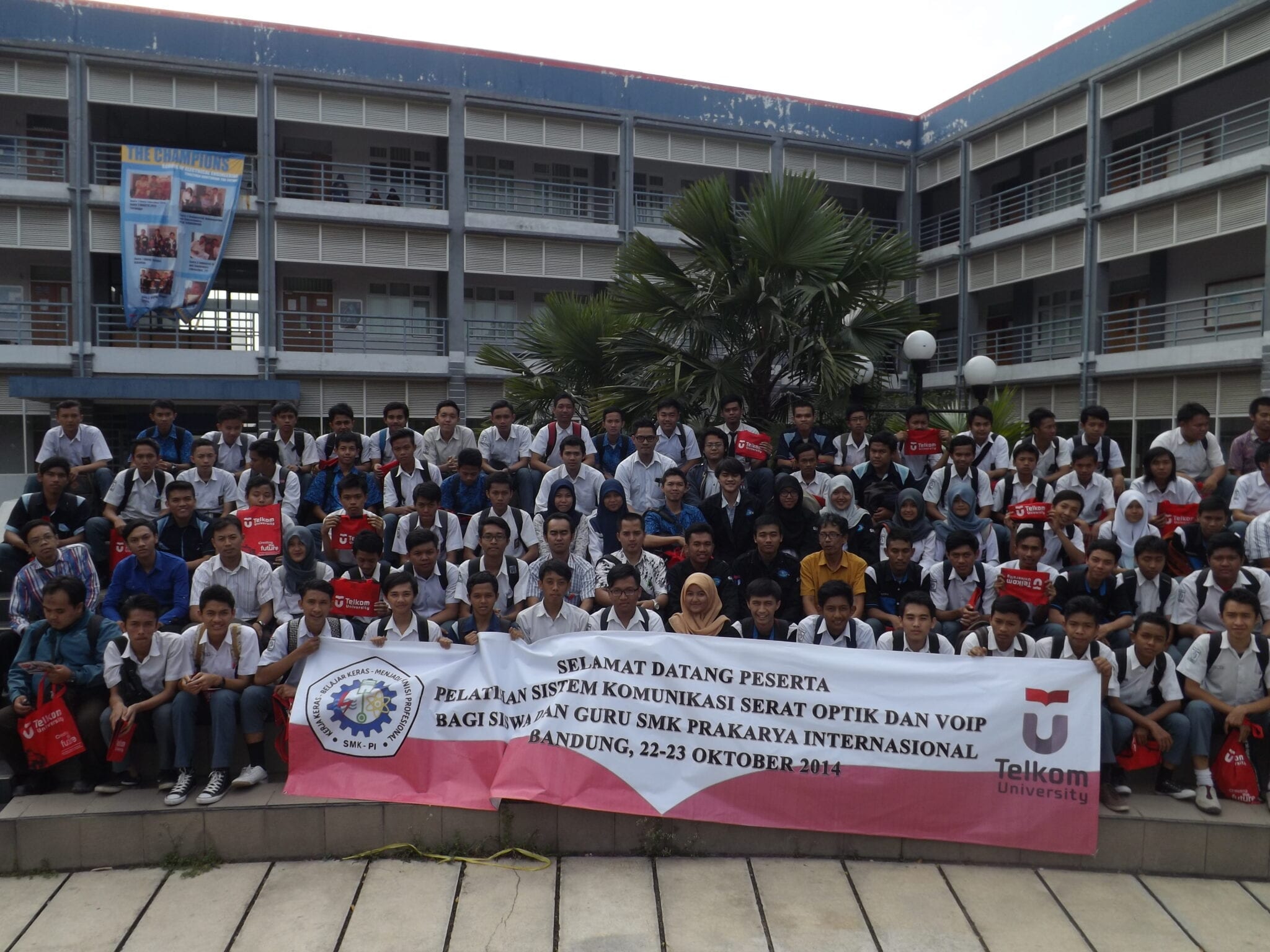 Pelatihan Sistem Komunikasi Serat Optik dan Voip Untuk Siswa dan Guru Smk Prakarya Internasional