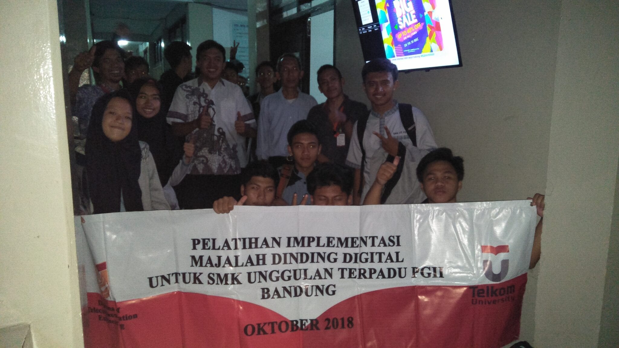 Pelatihan Implementasi Majalah Dinding Digital Untuk Sekolah Menengah Kejuruan Unggulan Terpadu PGII Bandung