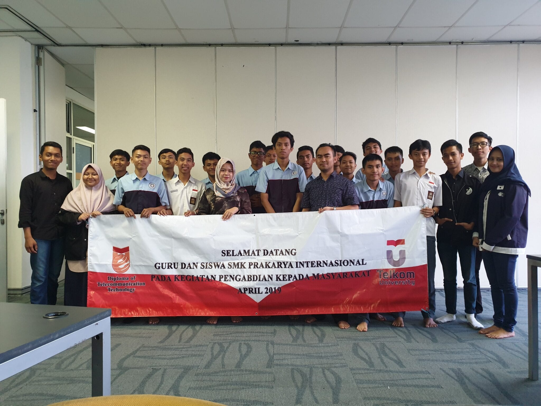 Pelatihan Pembuatan Website sebagai media pengembangan IoT untuk Siswa dan Guru di SMK Prakarya Internasional Bandung