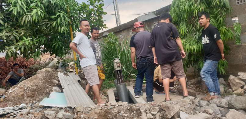 Pembangunan Jaringan Distribusi dan Proteksi Listrik untuk Catu Daya Pompa Air Dalam Rangka Mendukung Upaya Penanggulangan Banjir di Komplek Kinagara Regency