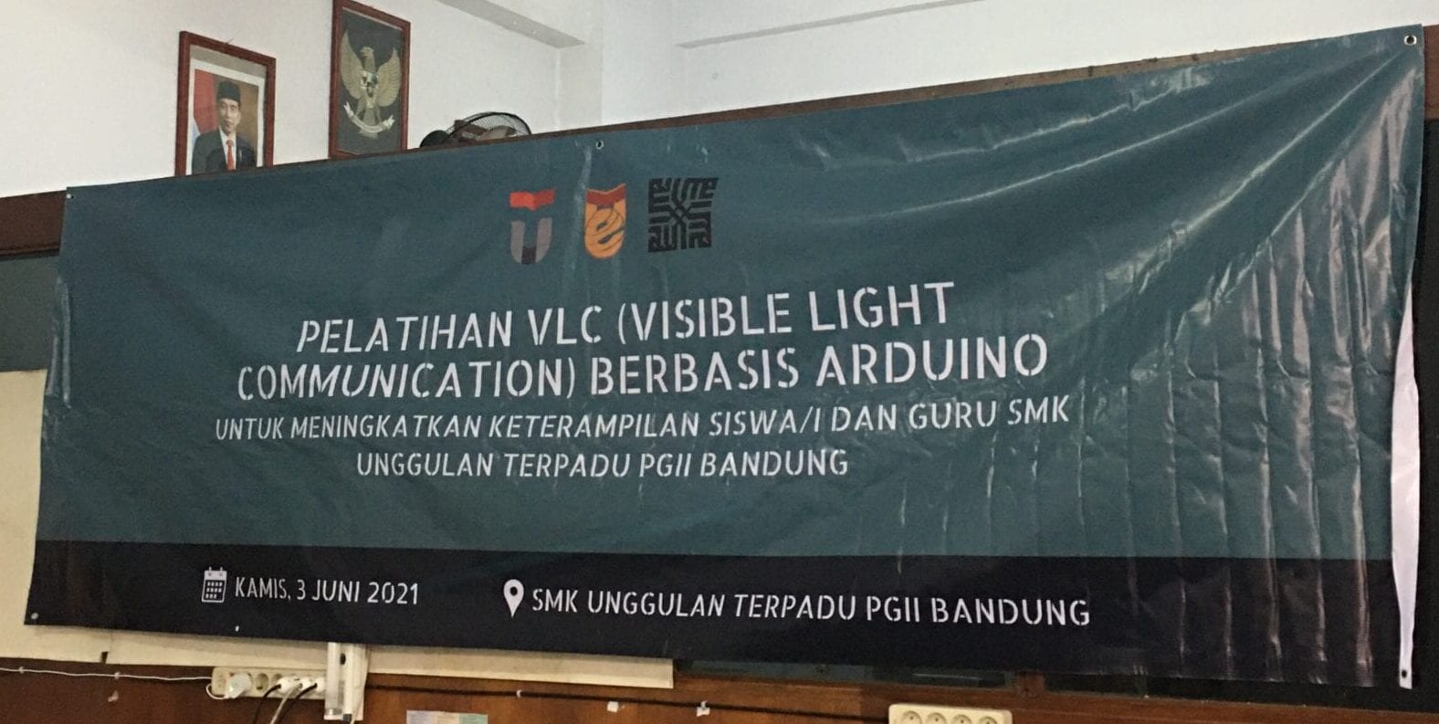 PELATIHAN VLC (VISIBLE LIGHT COMMUNICATION) BERBASIS ARDUINO UNTUK MENINGKATKAN KETERAMPILAN SISWA/I DAN GURU SMK UNGGULAN TERPADU PGII BANDUNG