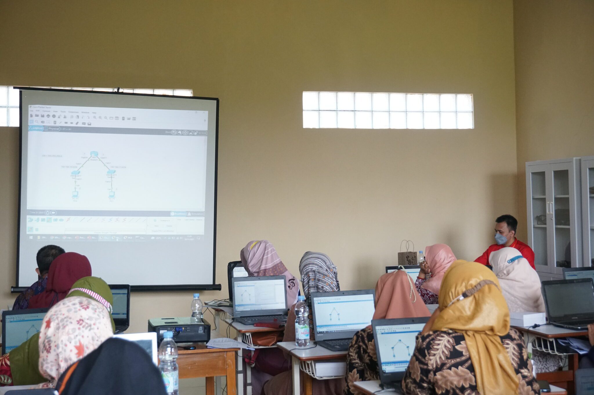 PELATIHAN PENGENALAN JARINGAN NIRKABEL DAN PENGOPERASIAN ROUTER SERTA ACCESS POINT BAGI SMK BINA PUTRA BANDUNG