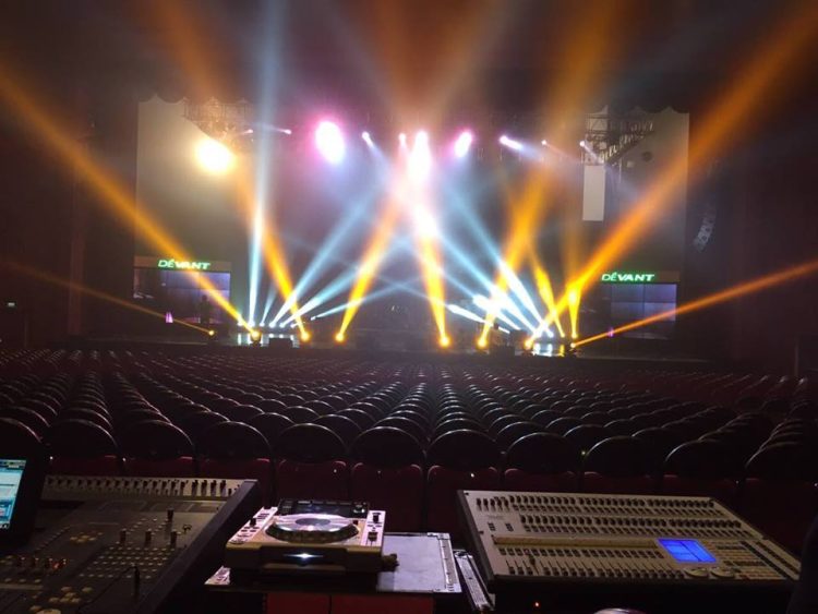 Di Balik Gemerlap Panggung Konser Musik: Teknologi Tata Suara (Sound System) dan Tata Cahaya (Lighting) yang Menciptakan Pengalaman Live Spektakuler