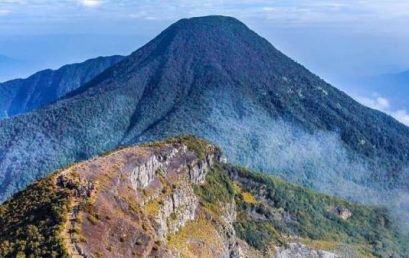 Jelajahi Negeri di Atas Awan: Pendakian dan Pesona Mistis Gunung-Gunung di Jawa Barat